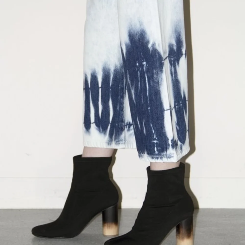 EI8HTDREAMS
WIDE LEG TIE DYE‎ CROP JEANS -BLUE - Picture 4 of 10